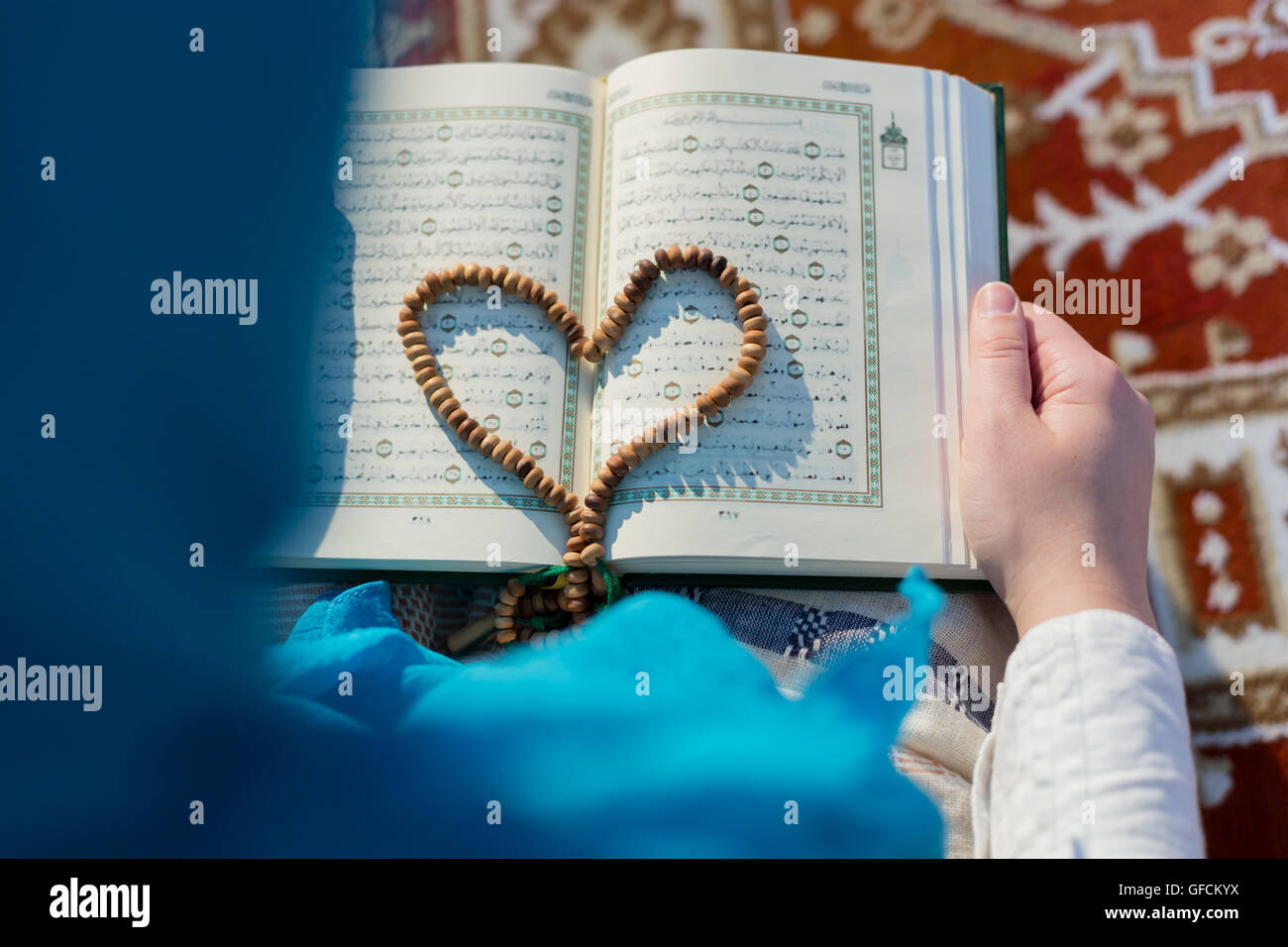 Giovane donna musulmana in preghiera nella moschea Foto Stock