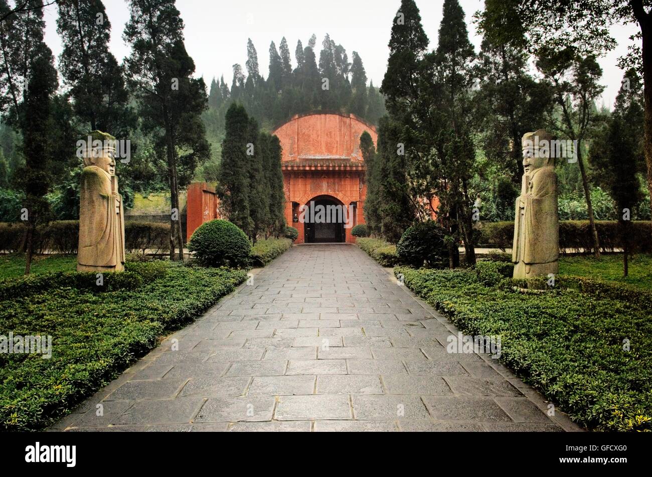 Museo yongling, Chengdu nella provincia di Sichuan, in Cina. pietra warrior custode al di fuori del tumulo della tomba dell'imperatore Wang Jian Foto Stock