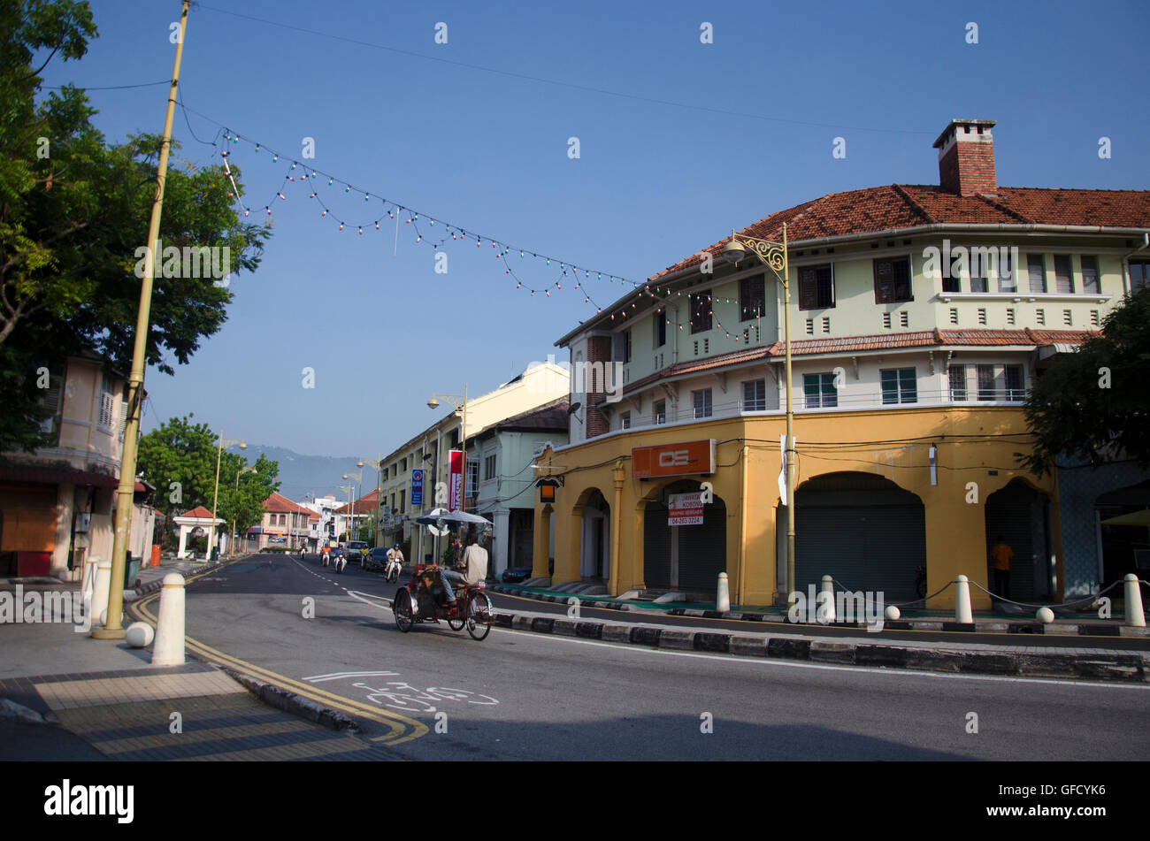 Malaysian persone a cavallo servizio rickshaw viaggiatore tour intorno a Georgetown città e arte di strada area su Aprile 27, 2016 in Penang, Foto Stock
