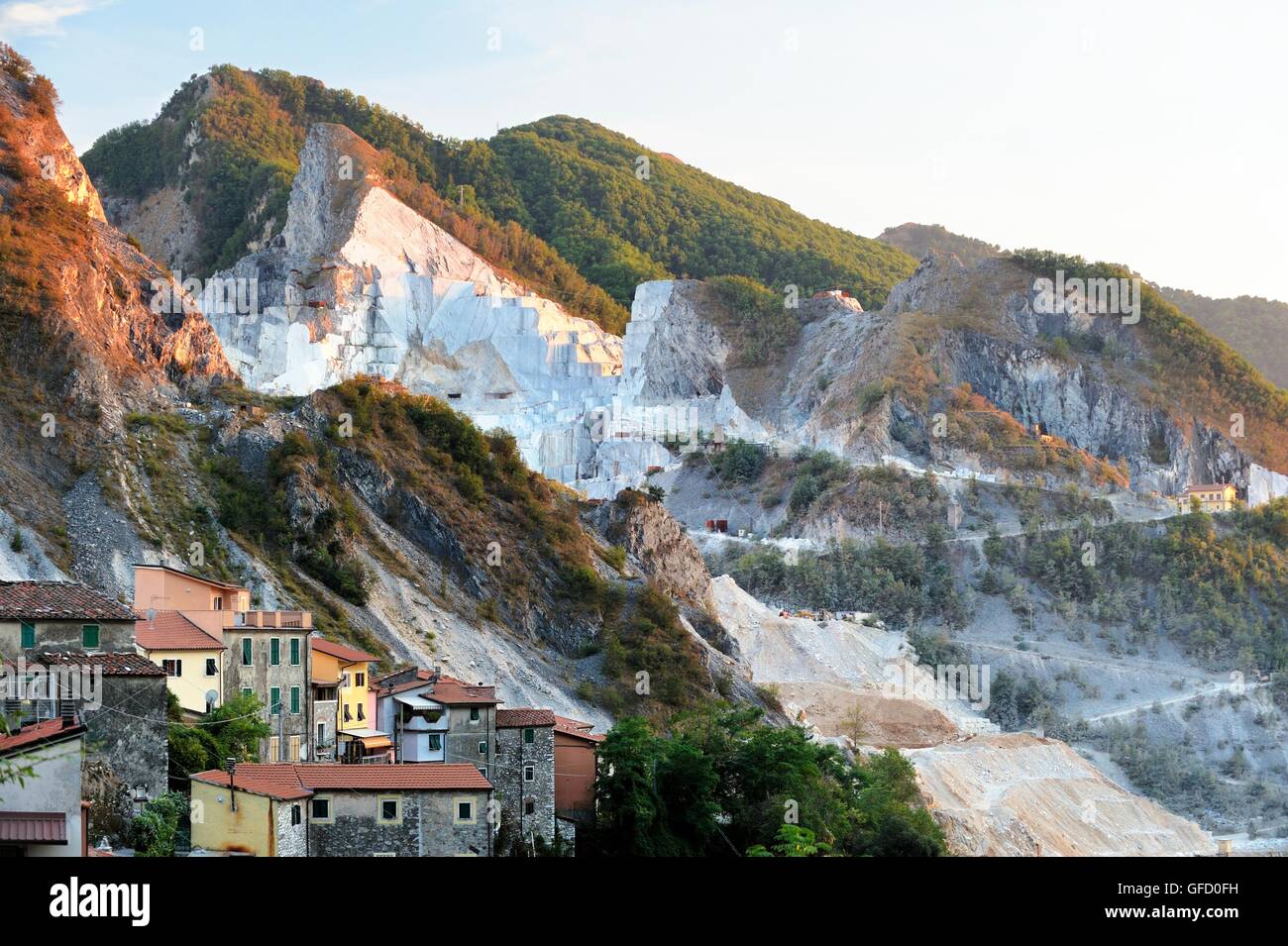 Quarry borgo di Colonnata nel famoso marmo di Carrara Regione delle Alpi Apuane montagne calcaree della Toscana, Italia Foto Stock