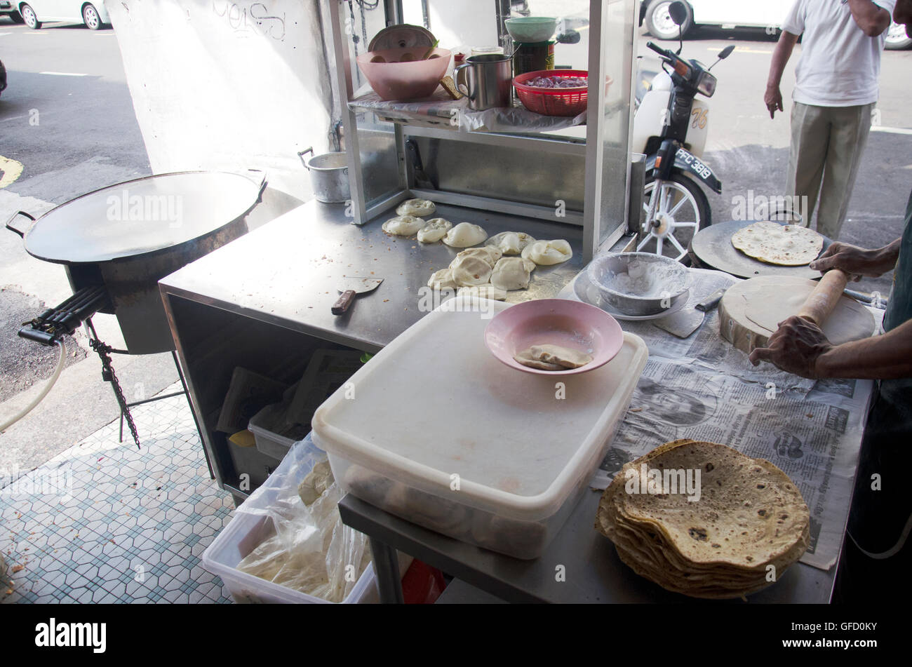 Il ristorante e la gente la cottura roti mataba ricetta e cibo in stile malese a Georgetown città e arte di strada area di Penang, malese Foto Stock