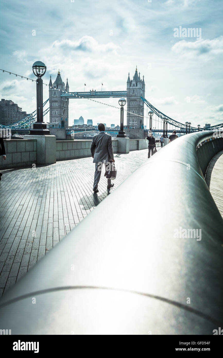 La mattina presto i pendolari a piedi lungo la regina a piedi in se di Londra sul modo di lavorare. Foto Stock