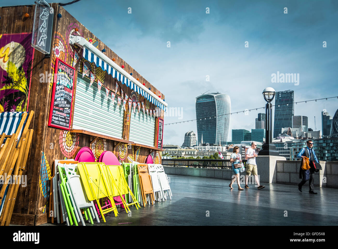 Un vivacemente colorato cocktail bar accanto al fiume Tamigi su Queen's Walk, London, SE1, Regno Unito Foto Stock