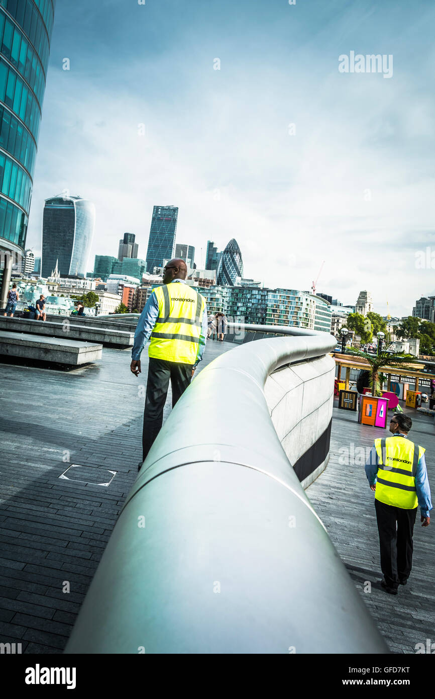 Due guardie di sicurezza pattugliamento attorno al convogliatore, regina di cammino più London, London SE1 Foto Stock