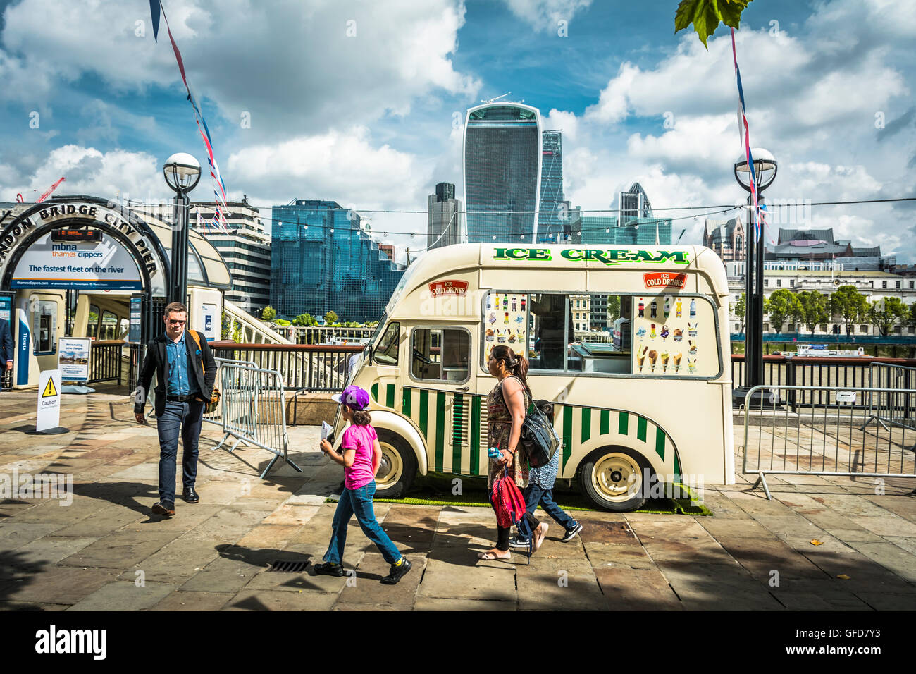 Un furgone del gelato dall'aspetto vintage di fronte al London Bridge City Pier con l'edificio Walkie Talkie nella City di Londra sullo sfondo. Foto Stock