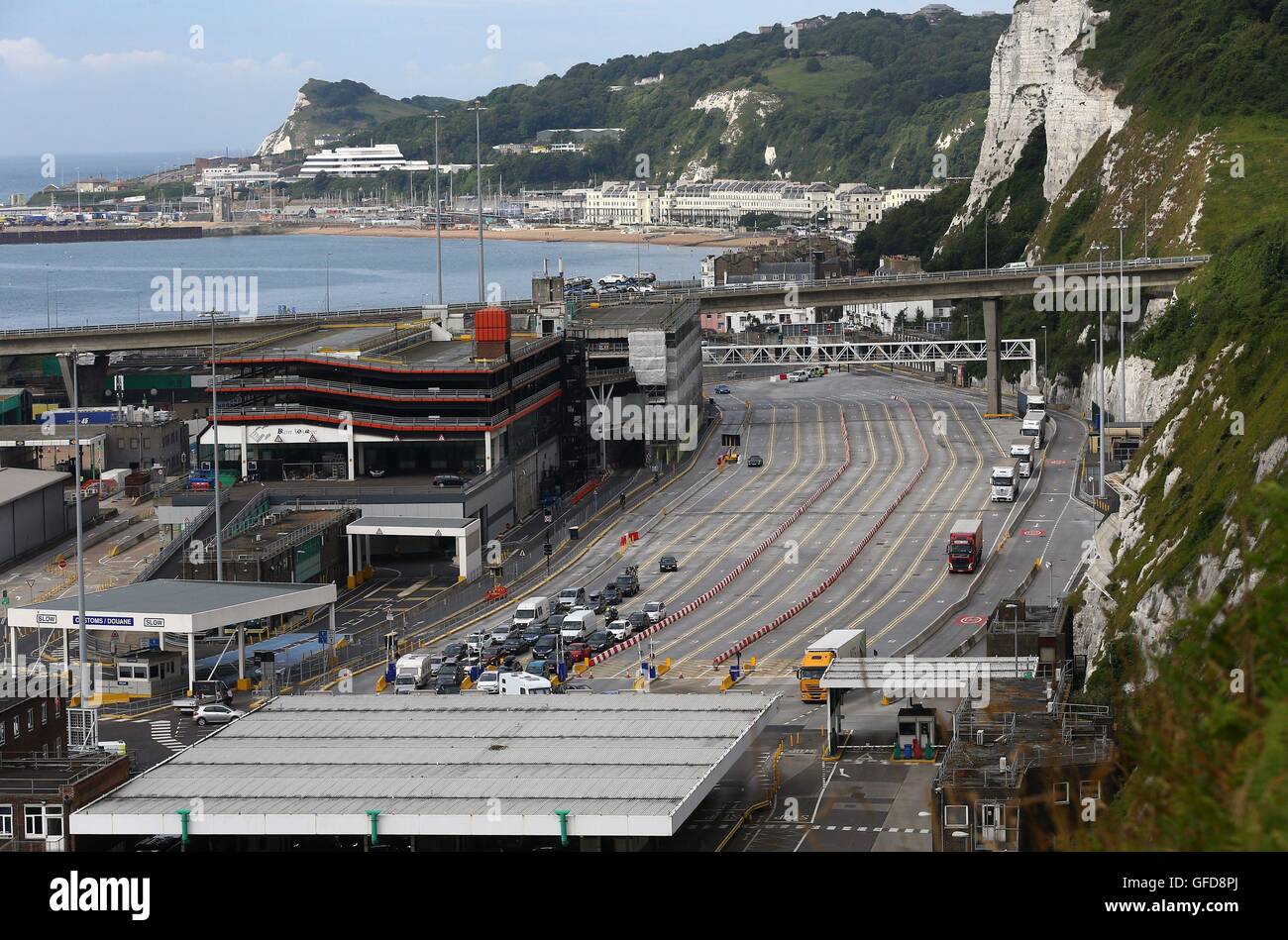 Il traffico al Porto di Dover nel Kent come i turisti che viaggiano attraverso la porta vengono sollecitati a rifornirsi di approvvigionamenti vitali seguenti gravi ritardi lo scorso weekend. Foto Stock