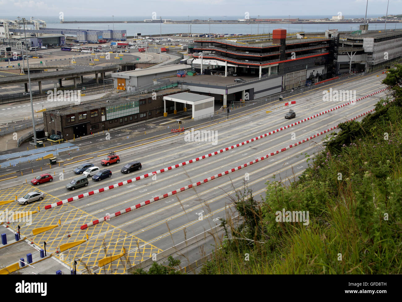 Il traffico al Porto di Dover nel Kent come i turisti che viaggiano attraverso la porta vengono sollecitati a rifornirsi di approvvigionamenti vitali seguenti gravi ritardi lo scorso weekend. Foto Stock