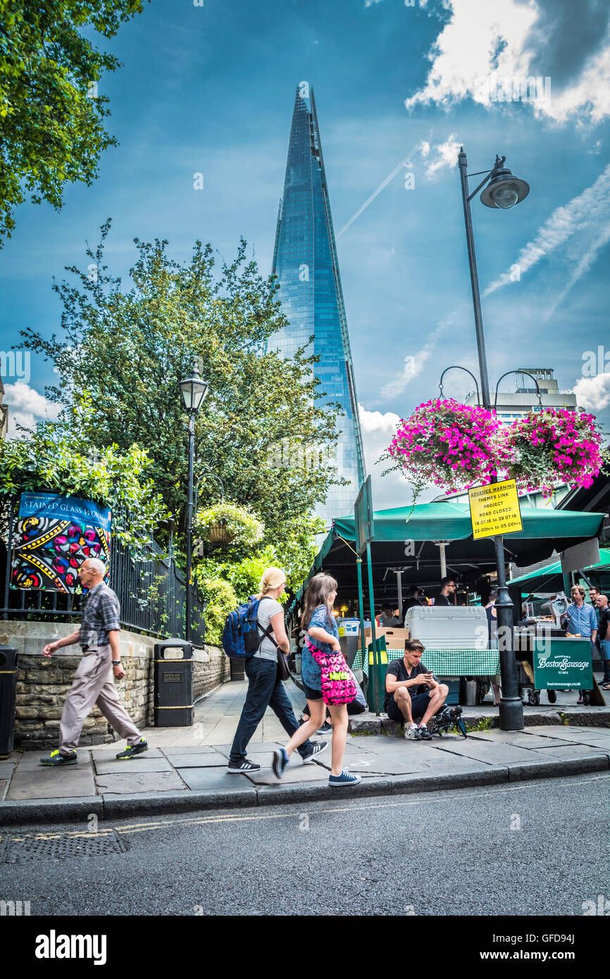 L'entrata colorata alle bancarelle del Borough Market con il grattacielo Shard sullo sfondo, Londra, Inghilterra, Regno Unito Foto Stock