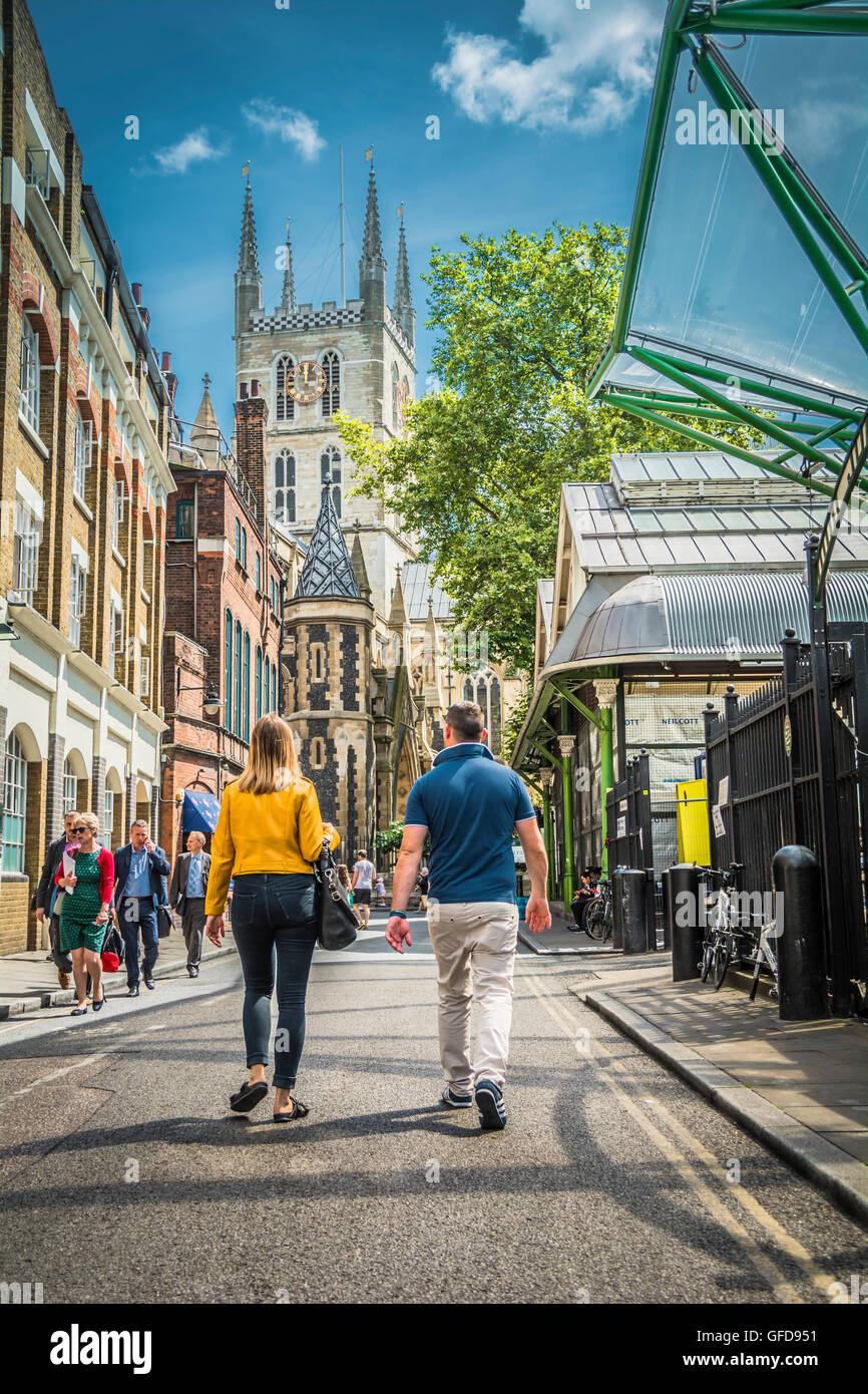 Un paio di cammini lungo una graziosa strada laterale che porta alla Cattedrale di Southwark a Londra, Inghilterra, Regno Unito Foto Stock