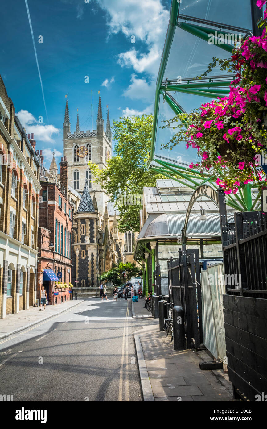 Una bella strada laterale che conduce fino alla Cattedrale di Southwark a Londra, Regno Unito Foto Stock