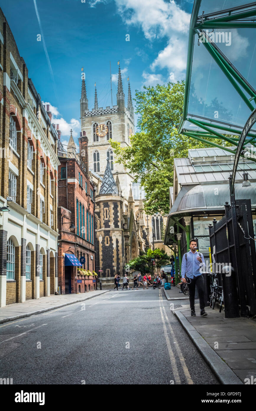 Una bella strada laterale che conduce fino alla Cattedrale di Southwark a Londra, Regno Unito Foto Stock
