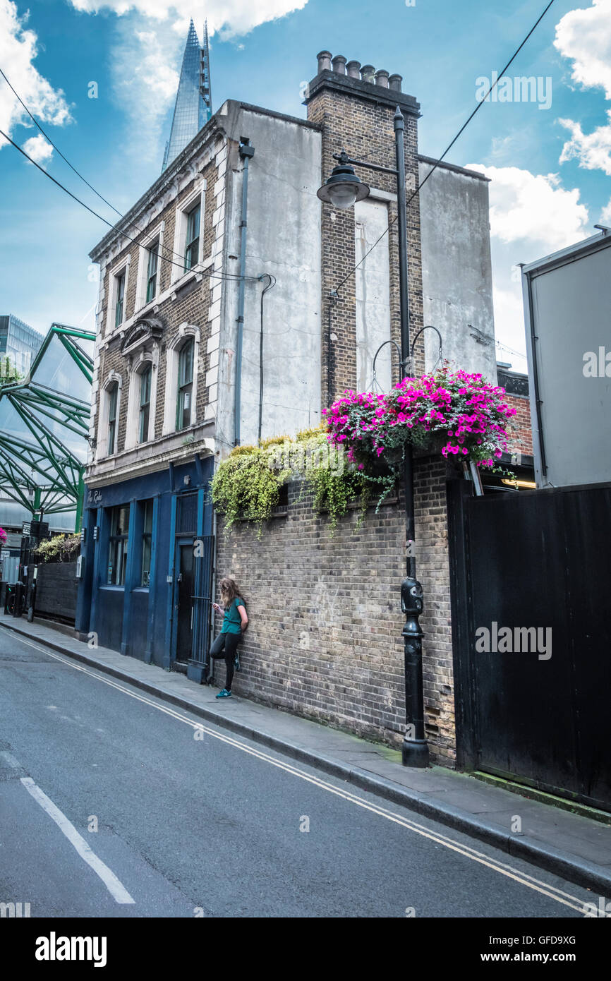 Il rastrello pub su una bella strada laterale che conduce fino alla Cattedrale di Southwark a Londra, Regno Unito Foto Stock