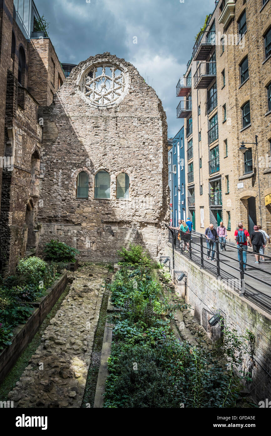 Rovine della Grande Sala medievale di Winchester Palace e la sua Rose Window, Southwark, Londra, Inghilterra, Regno Unito Foto Stock