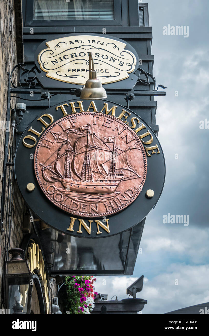 Golden Hinde pub segno appeso al di fuori di un pub di Londra, Inghilterra, Regno Unito Foto Stock