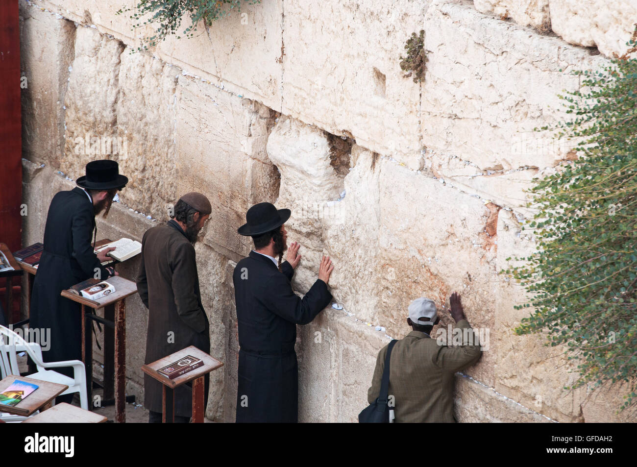 Gerusalemme: ebraica gli uomini in preghiera presso il Muro Occidentale, il Muro del Pianto o Kotel, superstite superstiti del Monte del Tempio, il luogo più sacro per l'Ebraismo Foto Stock