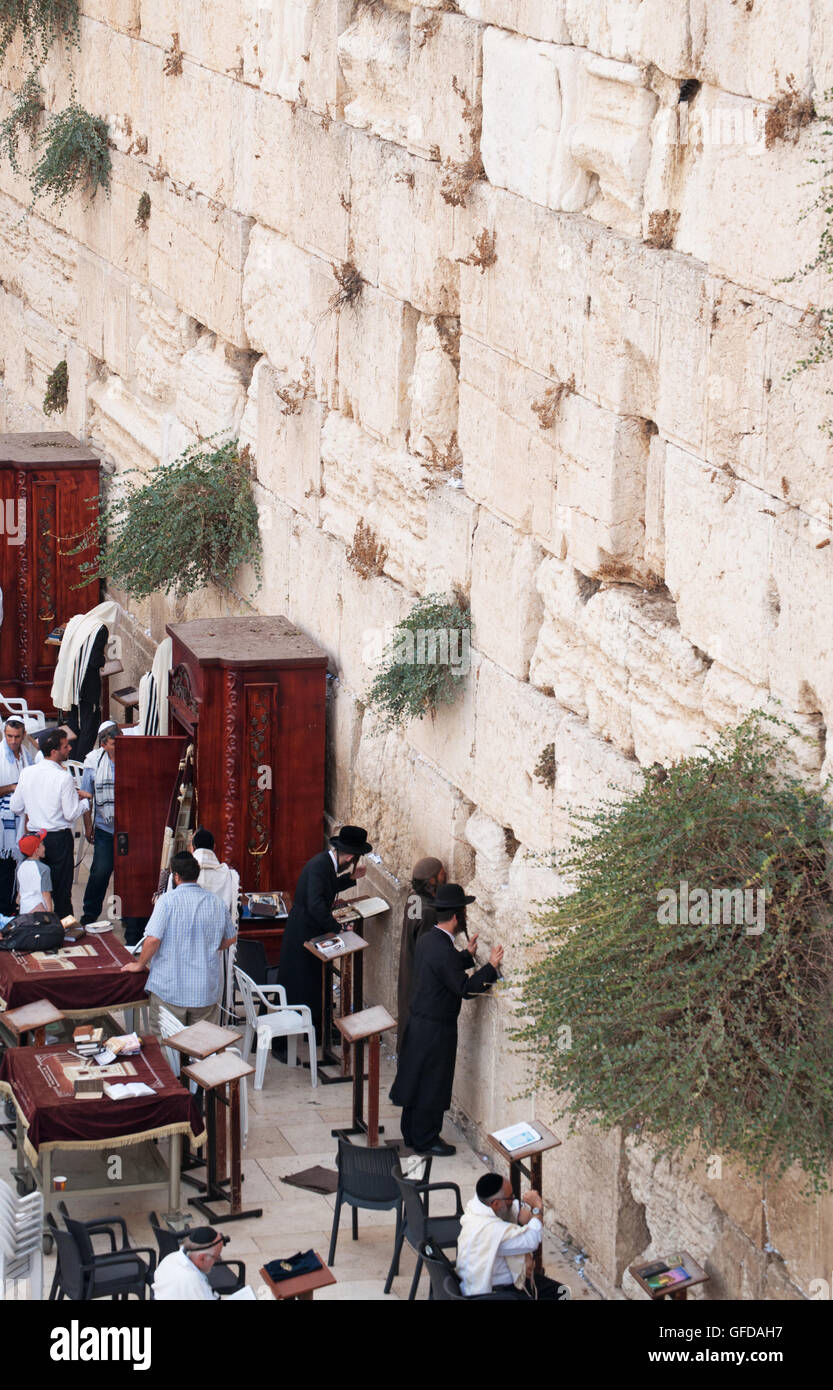 Gerusalemme: ebraica gli uomini in preghiera presso il Muro Occidentale, il Muro del Pianto o Kotel, superstite superstiti del Monte del Tempio, il luogo più sacro per l'Ebraismo Foto Stock