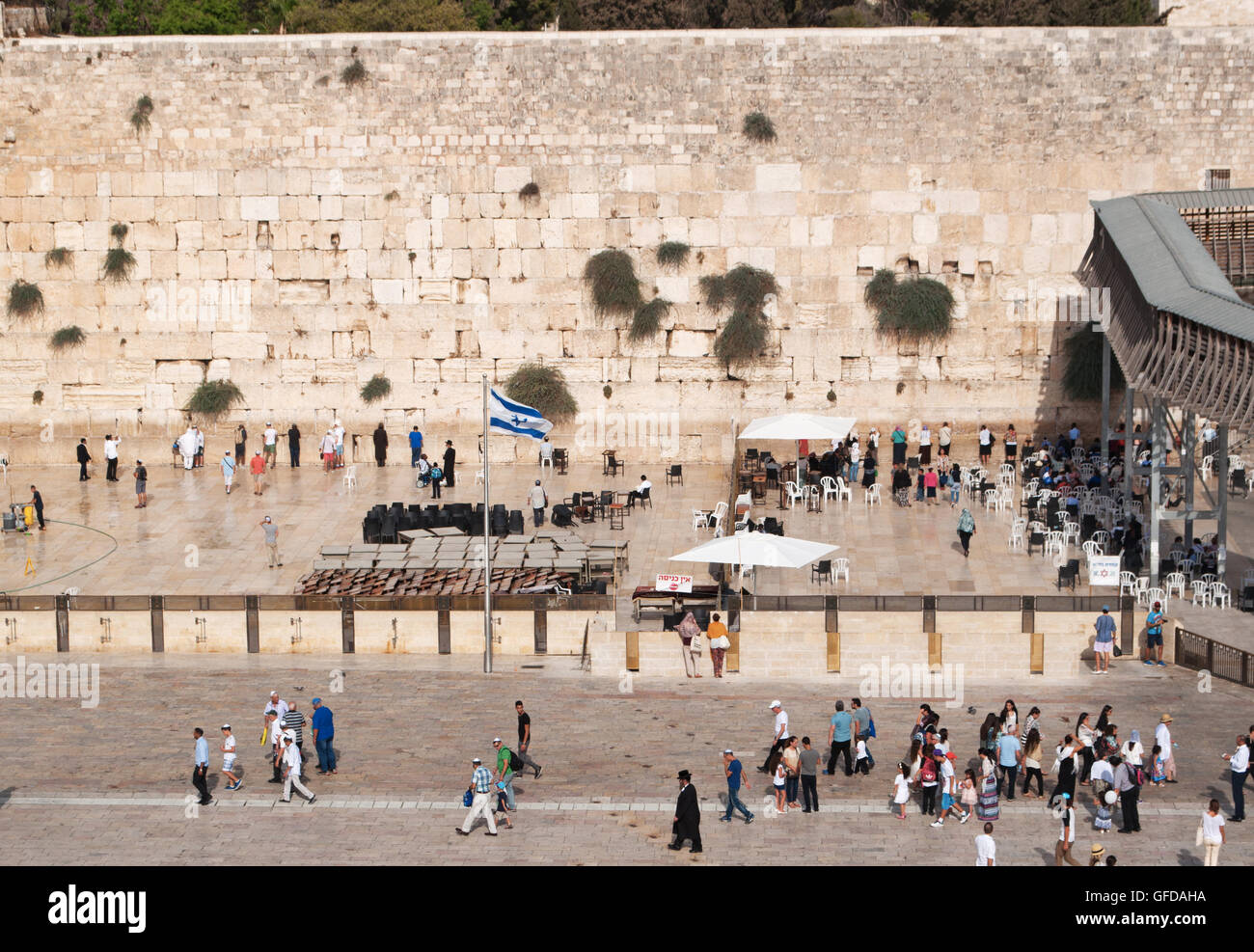 Gerusalemme: ebraica gli uomini in preghiera presso il Muro Occidentale, il Muro del Pianto o Kotel, superstite superstiti del Monte del Tempio, il luogo più sacro per l'Ebraismo Foto Stock