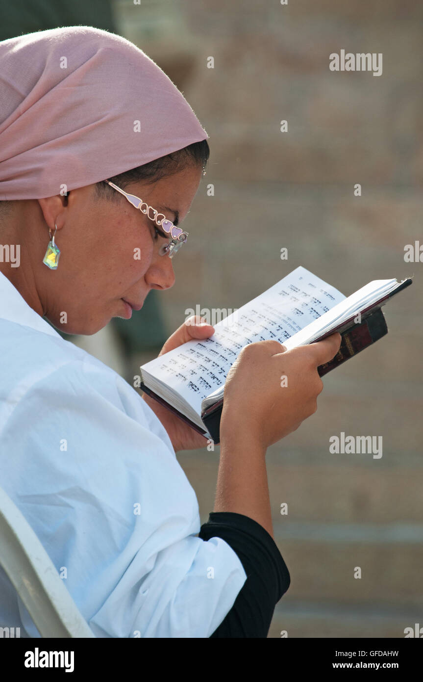 Gerusalemme, Israele: un ebreo ortodosso donna la lettura della Torah nella Città Vecchia vicino al Muro Occidentale (il Muro del Pianto o Kotel) Foto Stock