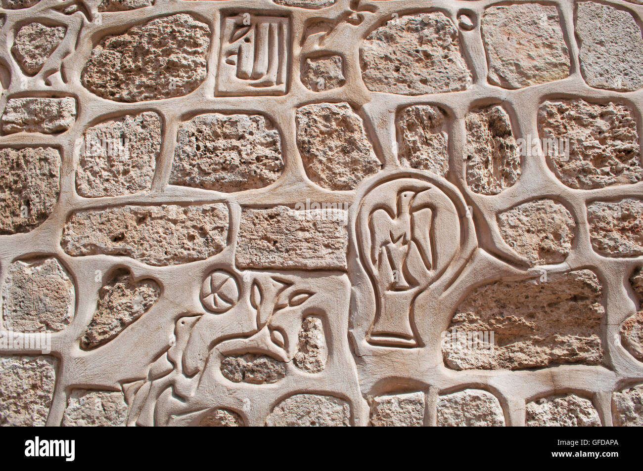 Gerusalemme: segni e simboli su una parete in corrispondenza dell'ingresso del Quartiere Armeno, uno dei 4 quartieri della città vecchia cinta di mura Foto Stock