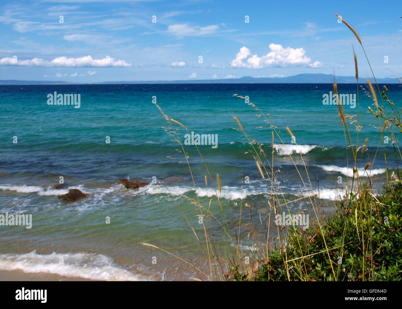 Onde sulla spiaggia in Afitos Calcidica Grecia Foto Stock