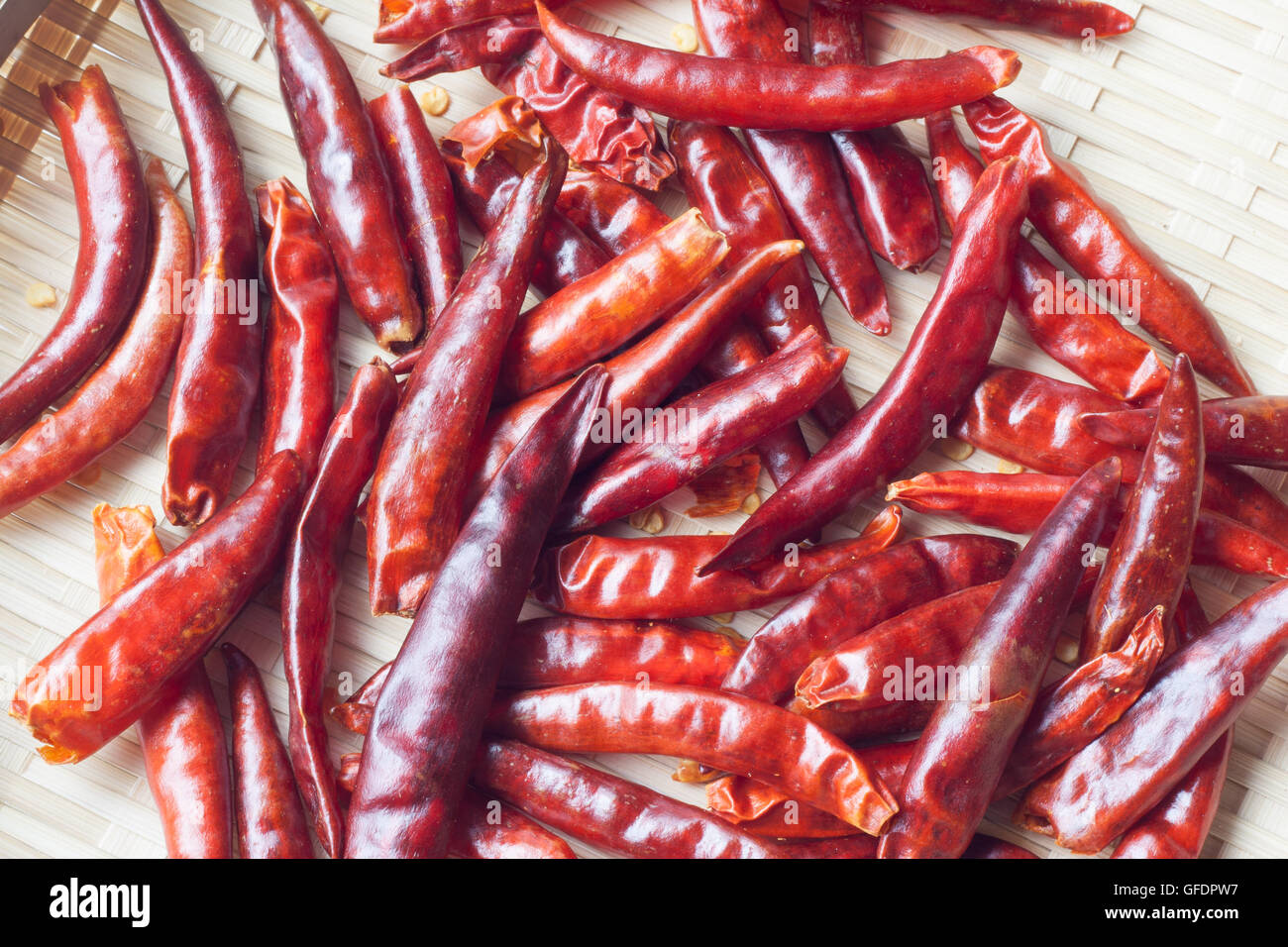 Red hot chili pepper sul cestello di bambù Foto Stock