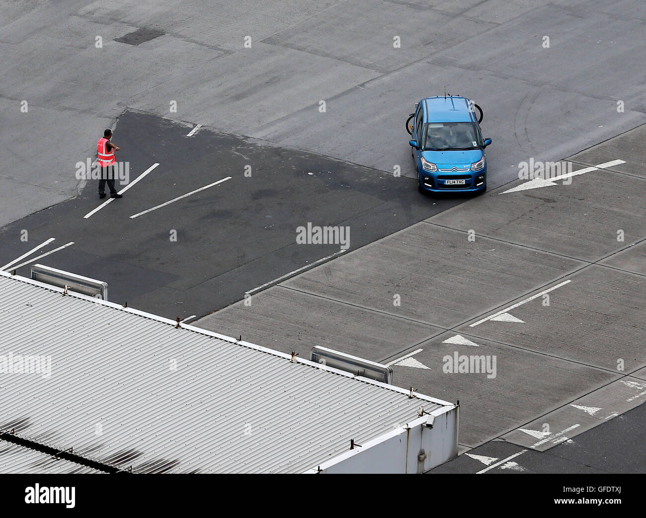 Il traffico al Porto di Dover nel Kent come i turisti che viaggiano attraverso la porta vengono sollecitati a rifornirsi di approvvigionamenti vitali seguenti gravi ritardi lo scorso weekend. Foto Stock