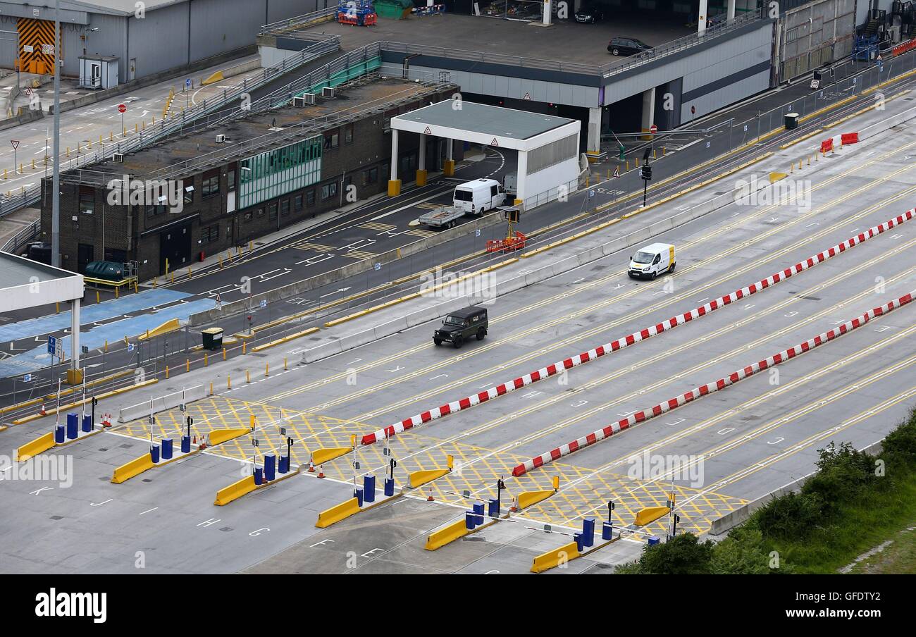 Il traffico al Porto di Dover nel Kent come i turisti che viaggiano attraverso la porta vengono sollecitati a rifornirsi di approvvigionamenti vitali seguenti gravi ritardi lo scorso weekend. Foto Stock
