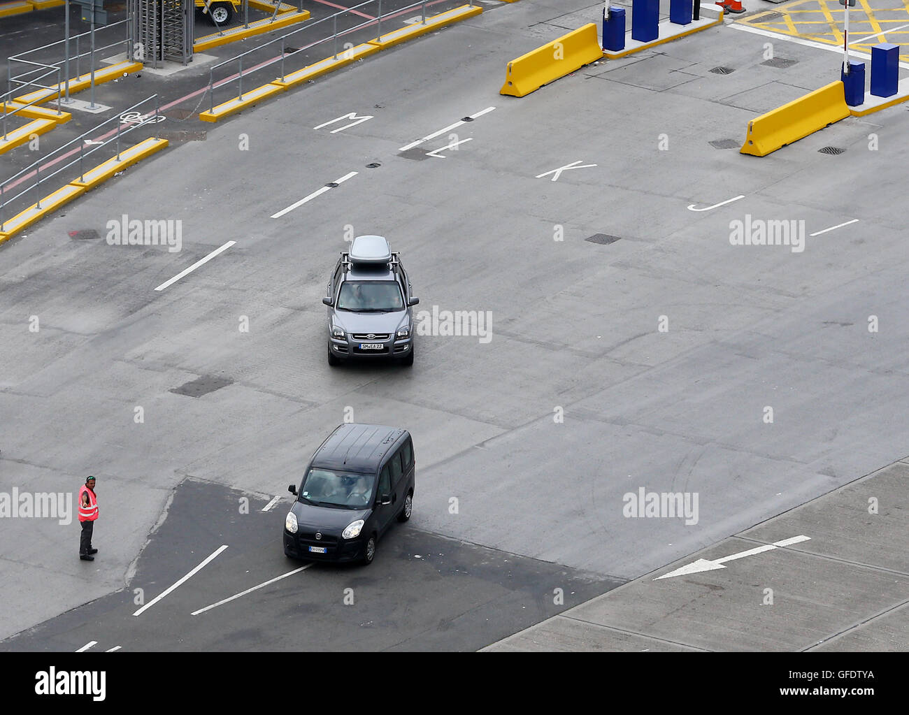 Il traffico al Porto di Dover nel Kent come i turisti che viaggiano attraverso la porta vengono sollecitati a rifornirsi di approvvigionamenti vitali seguenti gravi ritardi lo scorso weekend. Foto Stock