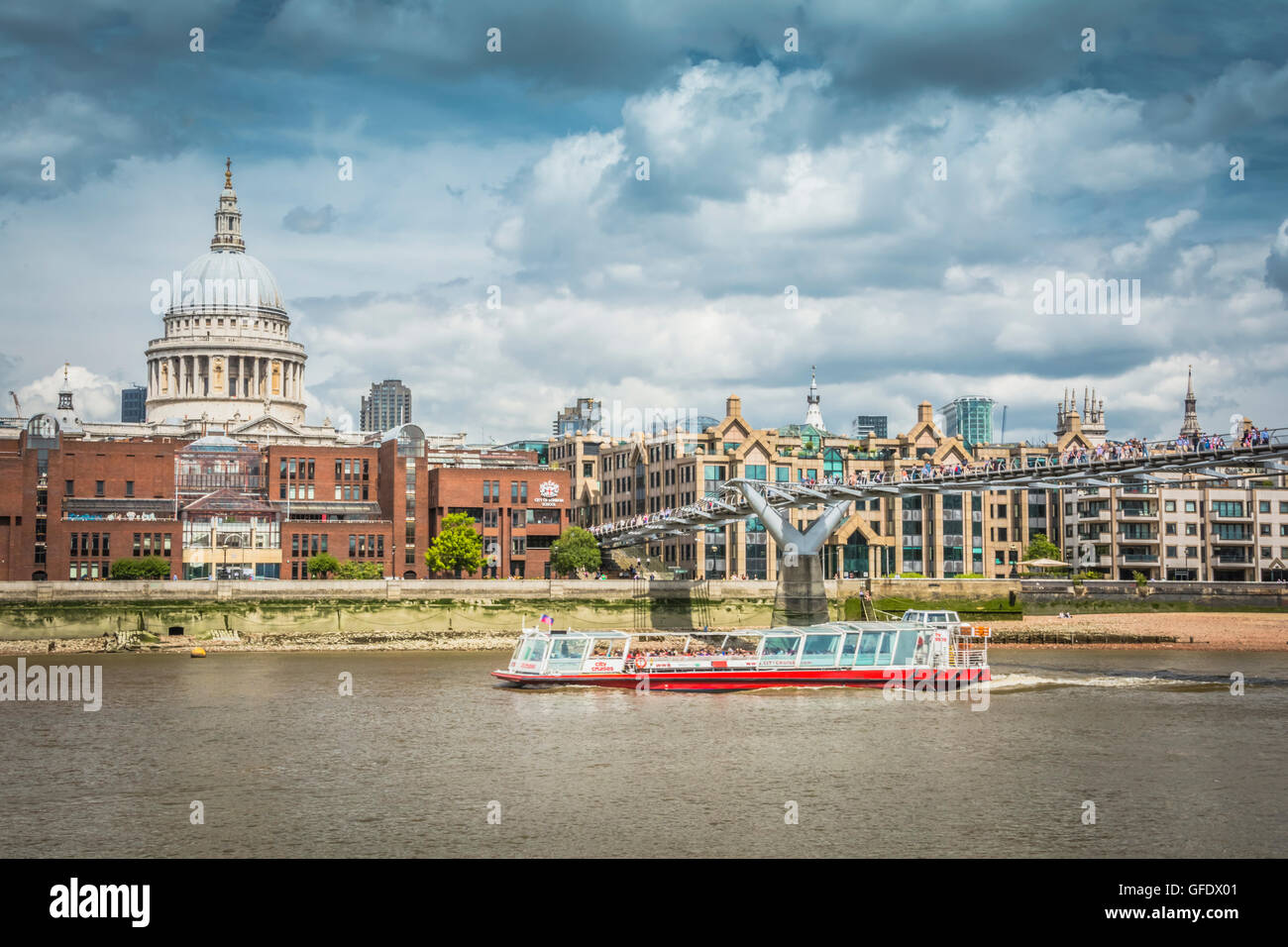 Una vista della Cattedrale di San Paolo dal London Bankside area vicino alla Tate Modern Museum Foto Stock