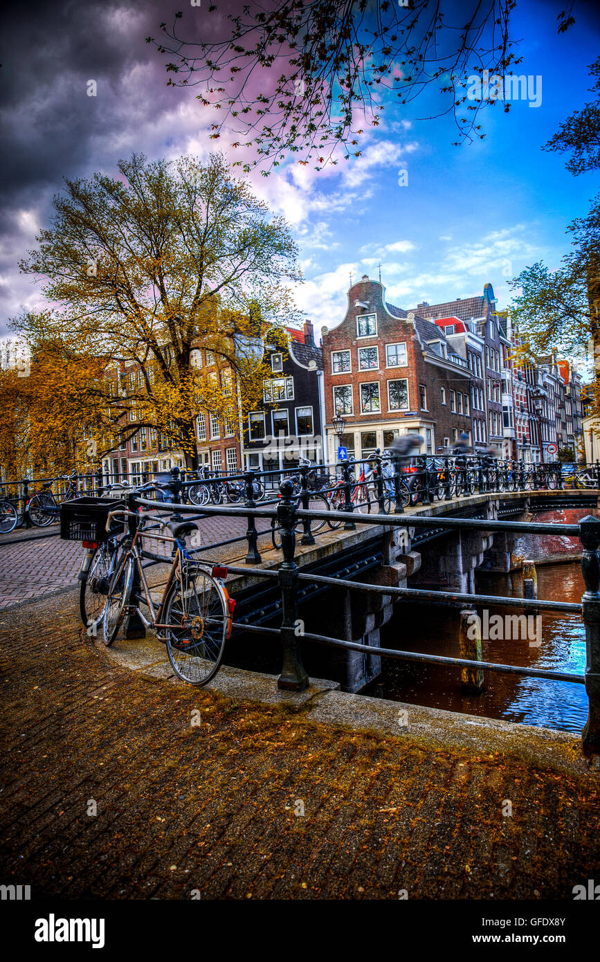 Amsterdam e i suoi canali dove barche a vela home Foto Stock