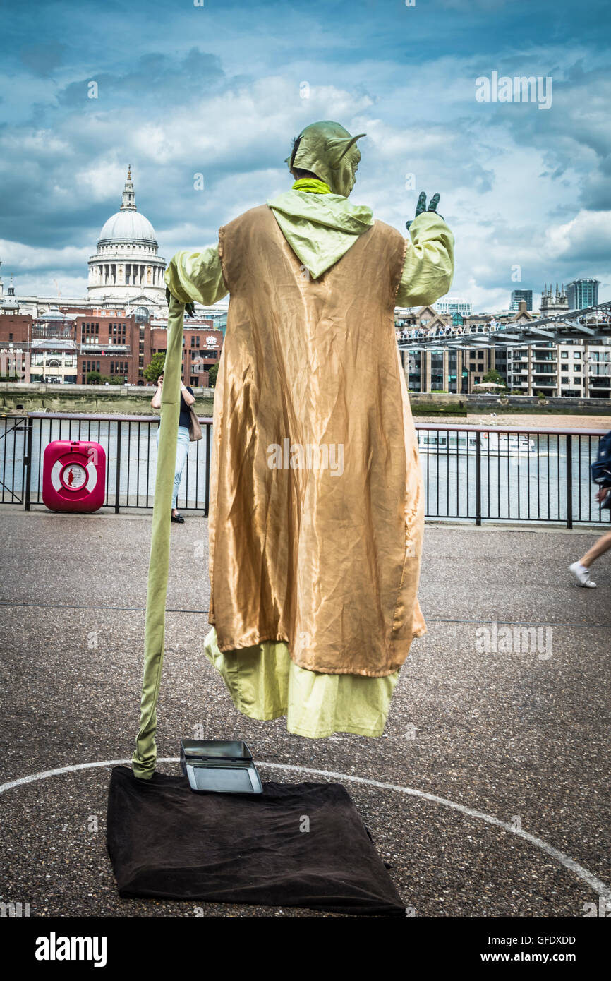 Artista di strada dipinto d'oro fuori dal Tate Modern sulla riva sud del Tamigi, Londra, Regno Unito Foto Stock