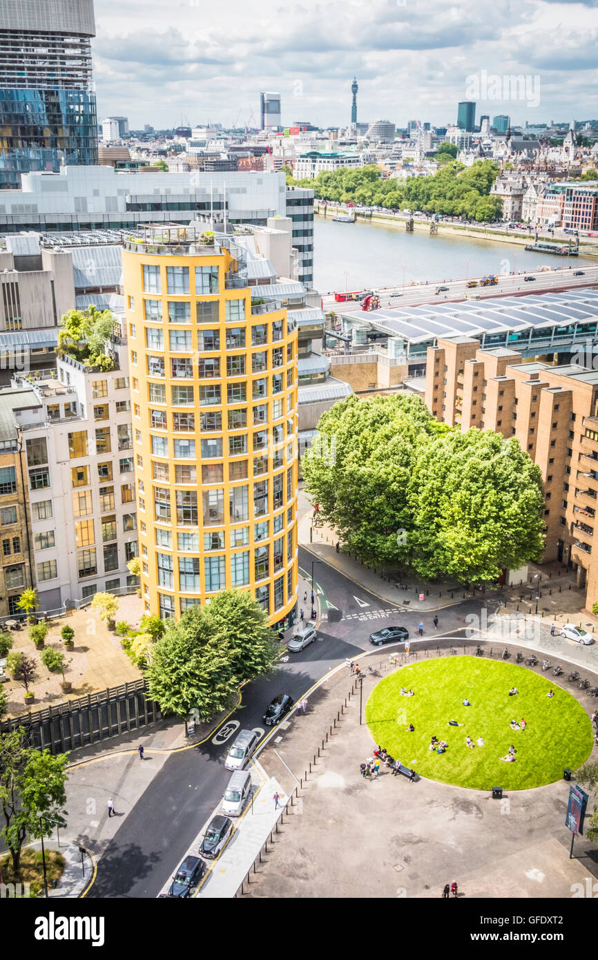 Una vista di Blackfriars Bridge station dal nuovo interruttore estensione di case presso la Tate Modern. Foto Stock