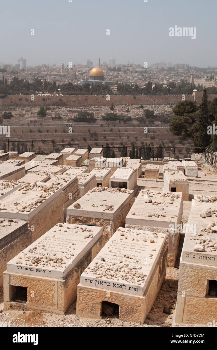 Mount of Olives: Il Cimitero Ebraico, il più antico cimitero di Gerusalemme e la Cupola della Roccia durante una tempesta di sabbia il 10 settembre, 2015 Foto Stock