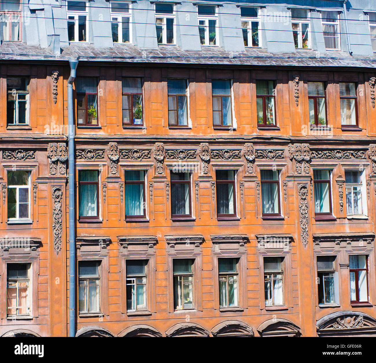 Le finestre della vecchia casa sulla via Pushkin a San Pietroburgo Foto Stock