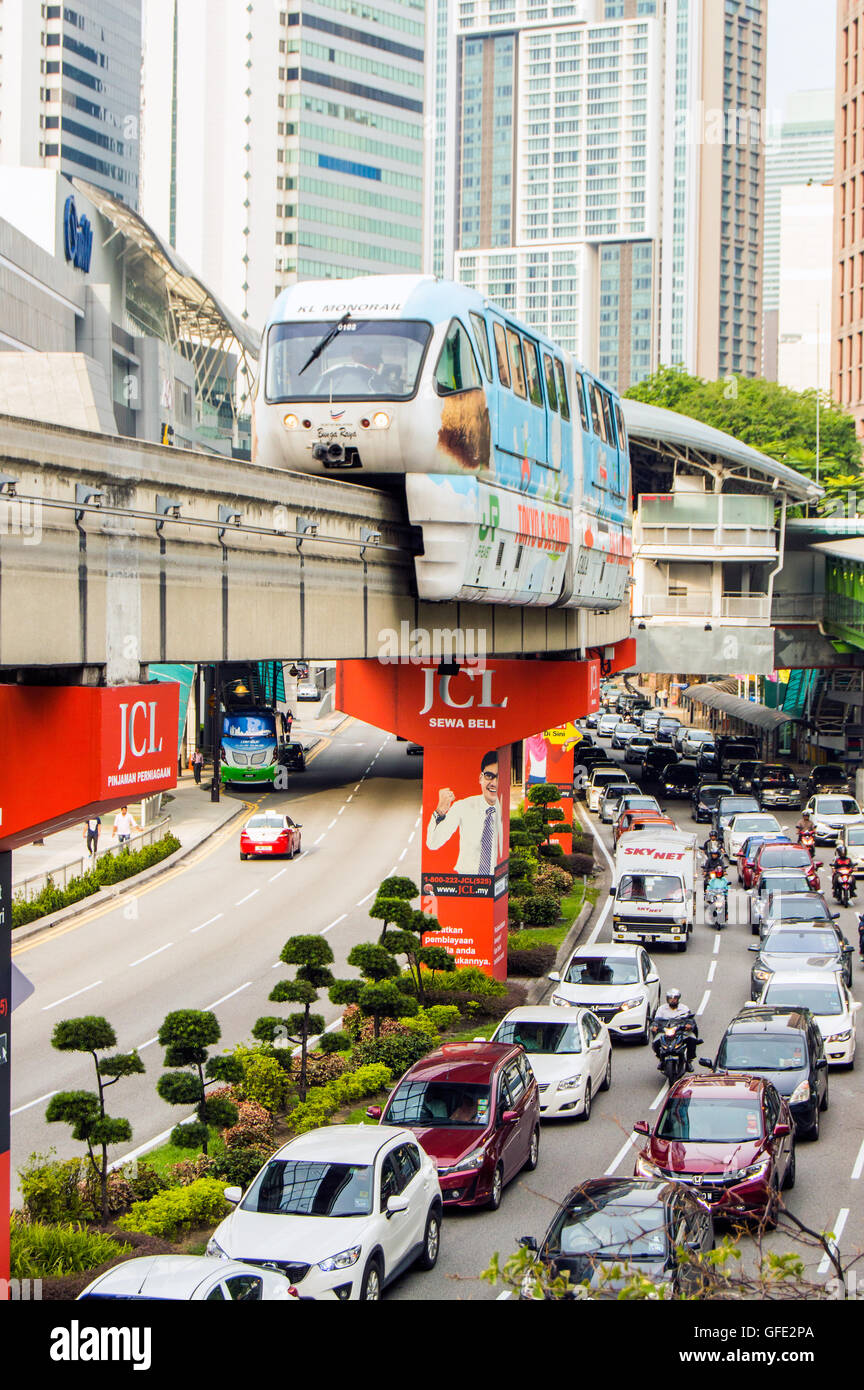 Treno monorotaia lasciando Medan Tuanku stazione, Jalan Sultan Ismail, Kuala Lumpur, Malesia Foto Stock