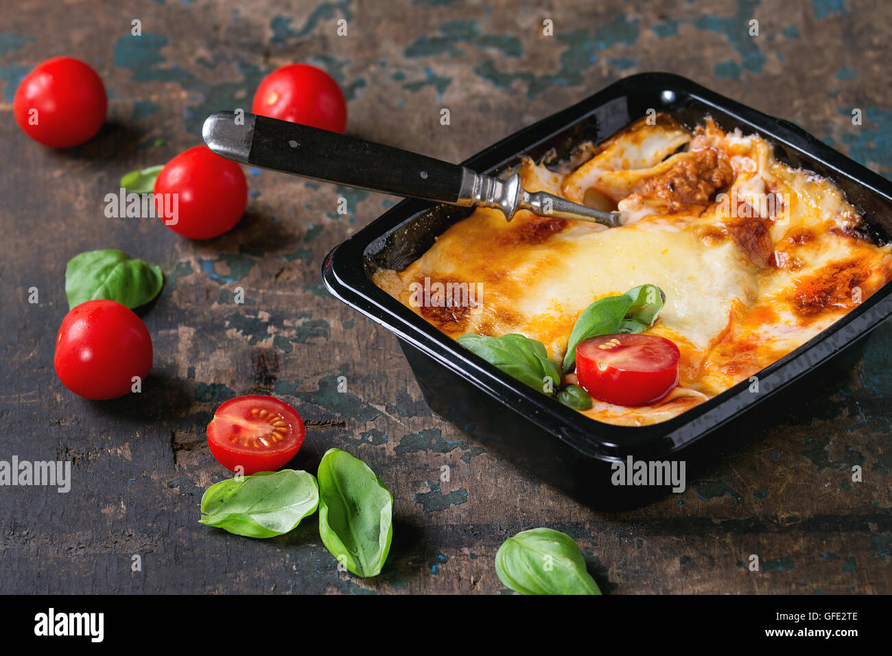 Lasagne in scatola di plastica Foto stock - Alamy