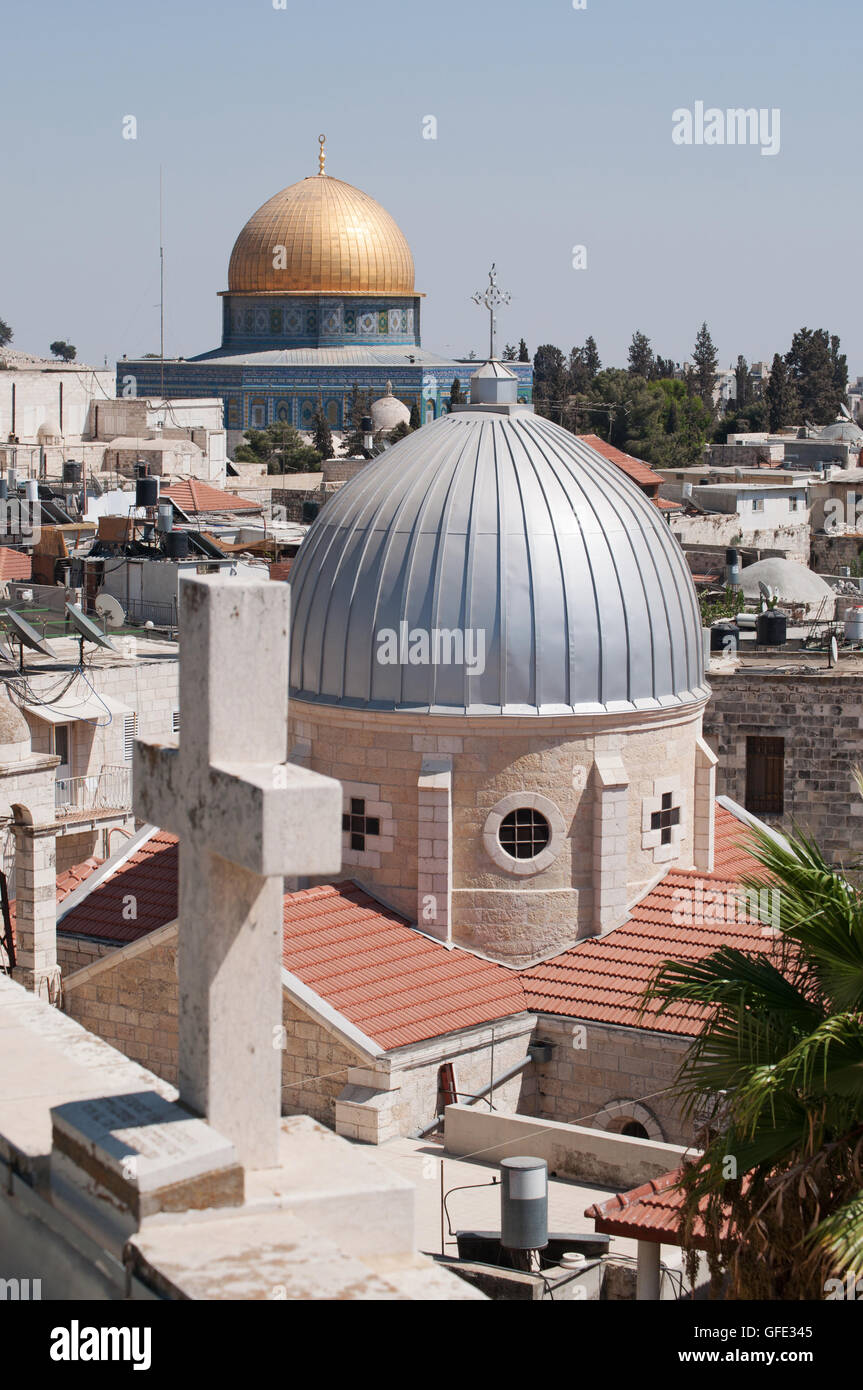 Gerusalemme: skyline della città vecchia con la Cupola della roccia, islamica del santuario sul Monte del Tempio, una delle più antiche opere di architettura islamica Foto Stock