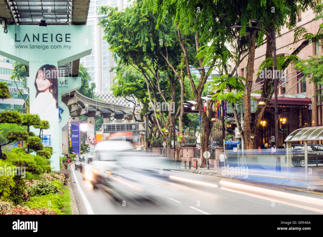 La monorotaia e traffico, Jalan Sultan Ismail, Kuala Lumpur, Malesia Foto Stock