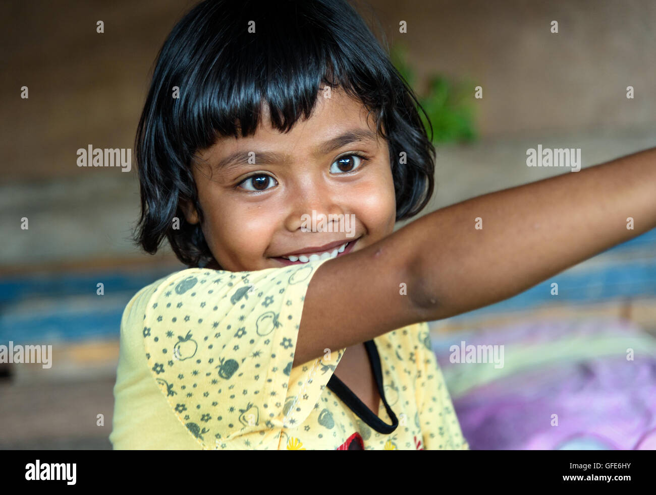 Tangkoko, Indonesia. Non identificato ragazza indonesiano con il sorriso sulla strada di Batu Putih village Foto Stock