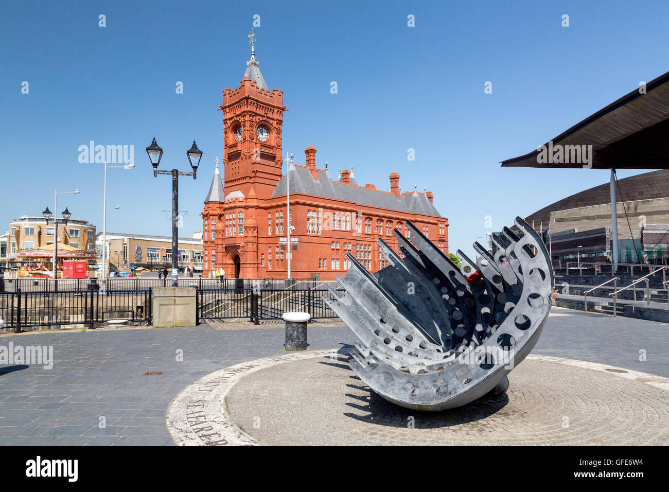 La Pier Head edificio e marittimi mercantili Memoriale di guerra in raggiunge la Dockland area di Cardiff, South GLAMORGAN, GALLES Foto Stock