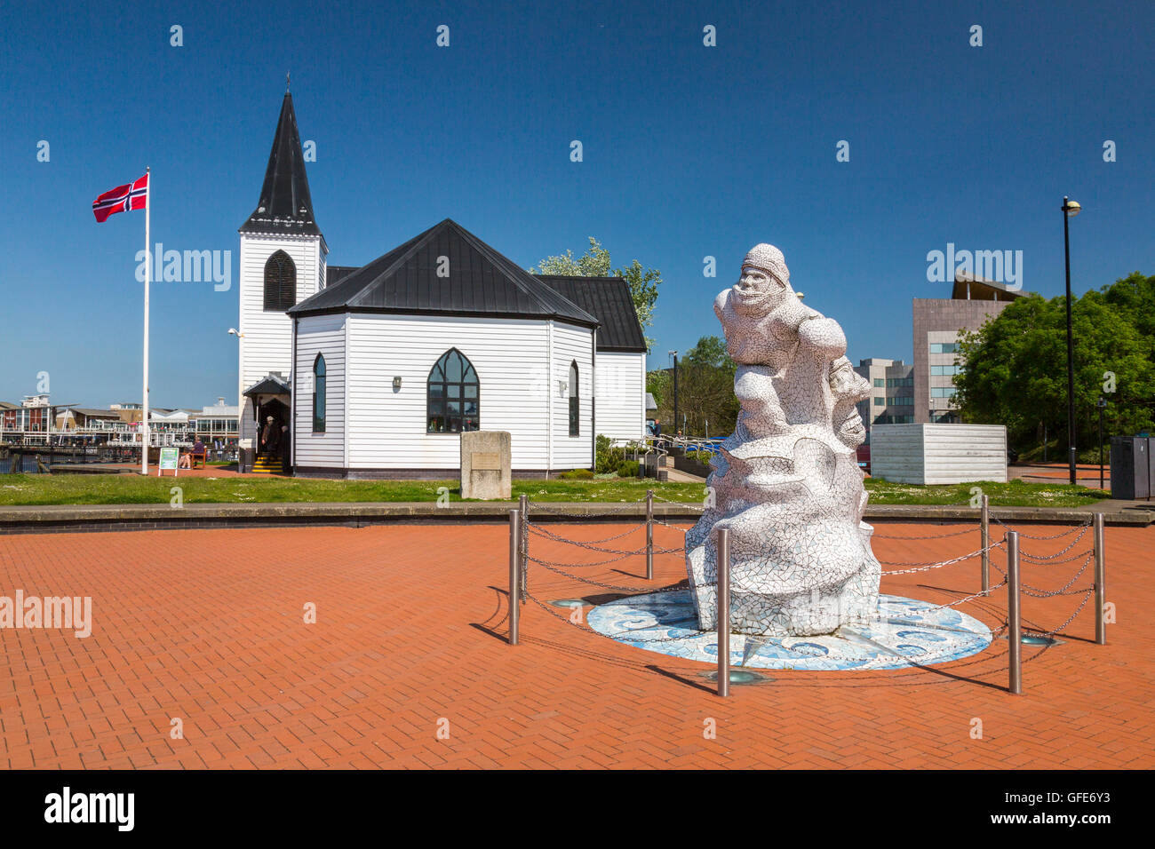 La chiesa norvegese e Robert Scott memorial in raggiunge la Dockland area di Cardiff, South Glamorgan, Wales, Regno Unito Foto Stock