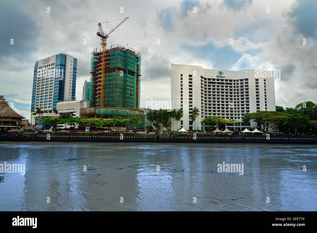Vista della città di Kuching waterfront e e Hilton hotel. Sarawak. Borneo. Foto Stock