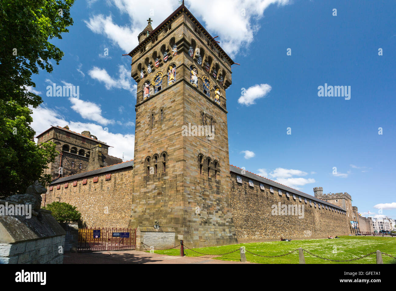 La torre dell orologio e la parete esterna del castello storico di Cardiff South Glamorgan, Wales, Regno Unito Foto Stock