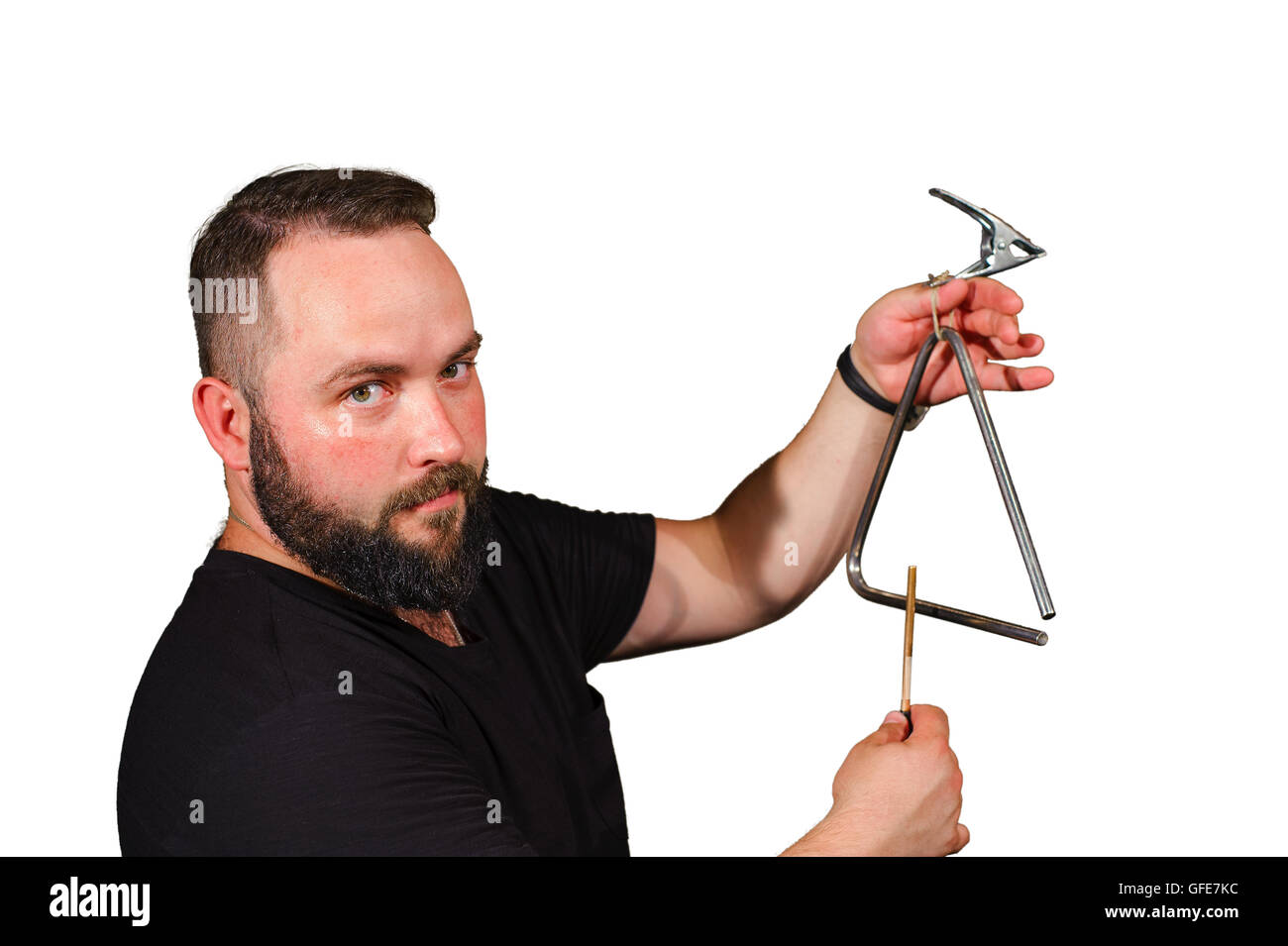 Un uomo con la barba giocare sulle percussioni di strumenti musicali.isolati su sfondo bianco. Foto Stock
