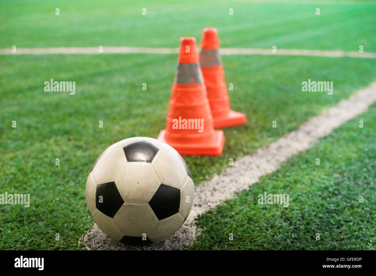 Pallone da calcio sul campo di calcio e un imbuto. Foto Stock