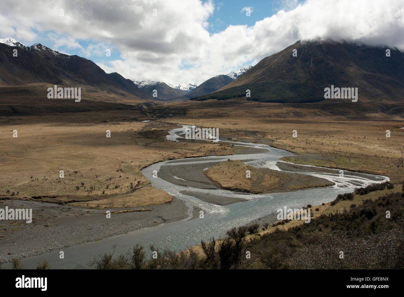 Windon masterizzare incontra il fiume Mararoa nelle Alpi del Sud della Nuova Zelanda a bordo del Fjordland National Park. Foto Stock