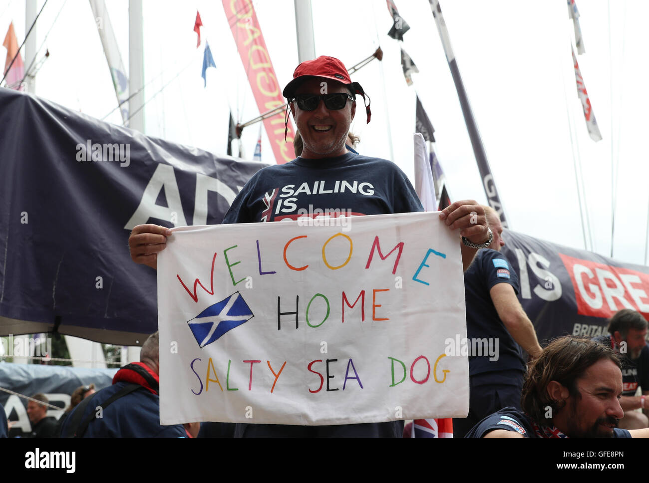 Un membro del personale del team di Gran Bretagna e Irlanda del Nord durante la fase finale di The Clipper il giro del mondo in barca a vela a St Katharine Docks, Londra. Stampa foto di associazione. Picture Data: Sabato 30 Luglio, 2016. Foto di credito dovrebbe leggere: Simon Cooper/PA FILO Foto Stock