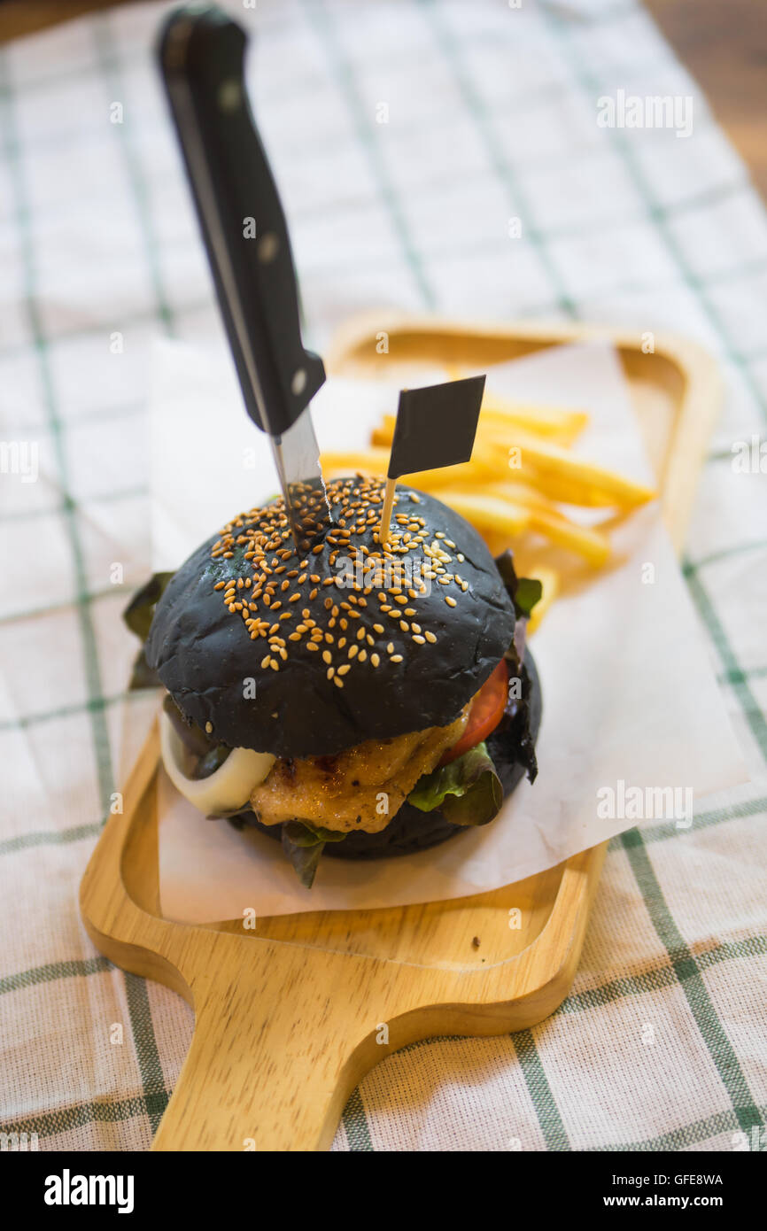 Messa a fuoco selettiva nero hamburger con patatine fritte Foto Stock