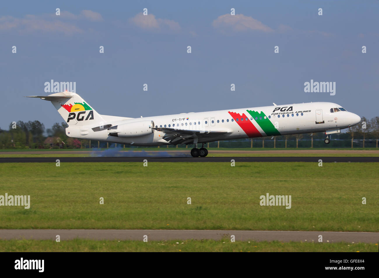 SCHIPHOL, AMSTERDAM, PAESI BASSI - Mai 1, 2016: Fokker 70 dalla compagnia aerea di PGA atterraggio all'aeroporto internazionale di Schiphol. Foto Stock