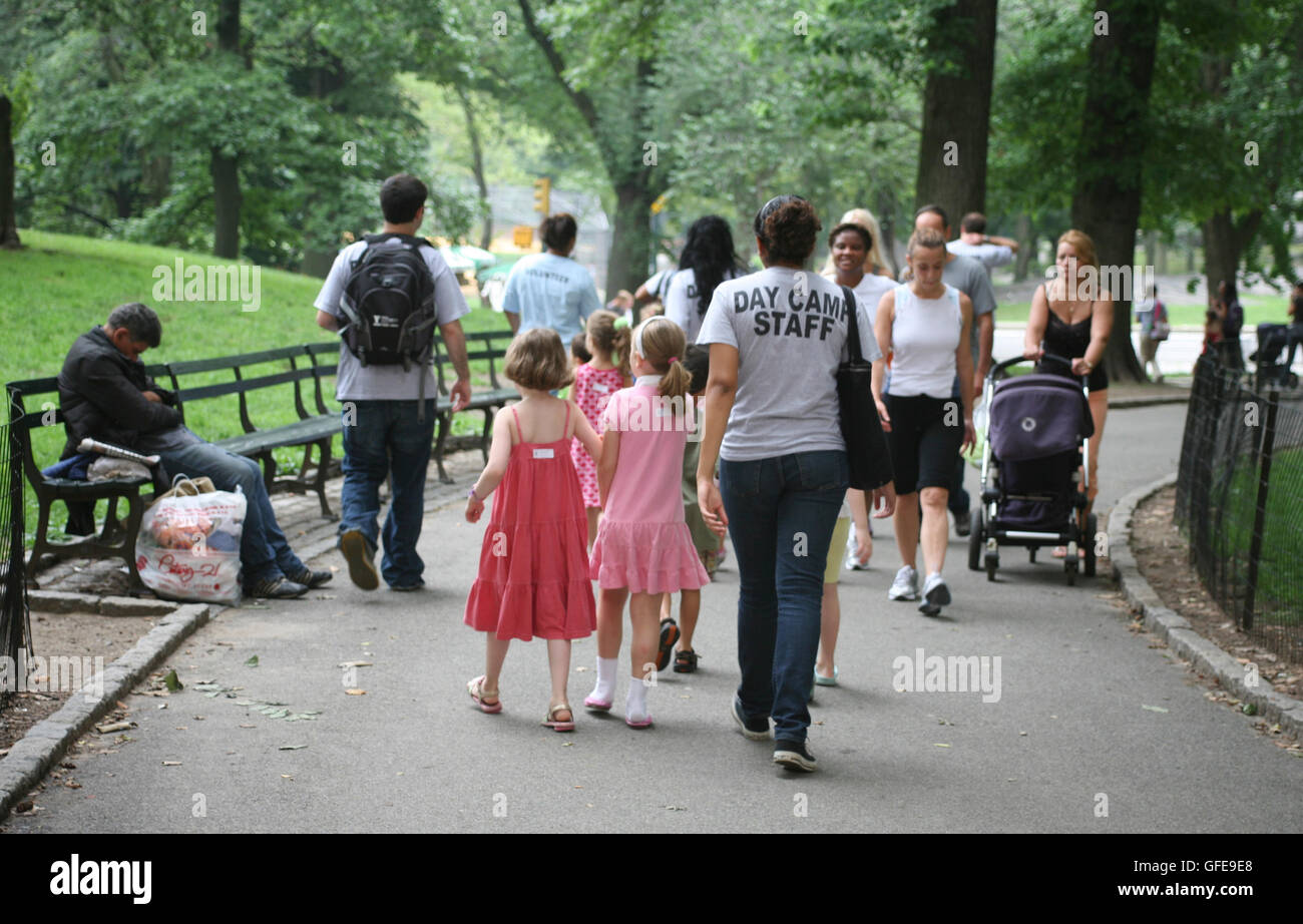 New York Central Park sistemazione di vari tipi utilizzano il parco per il suo tempo libero Foto Stock